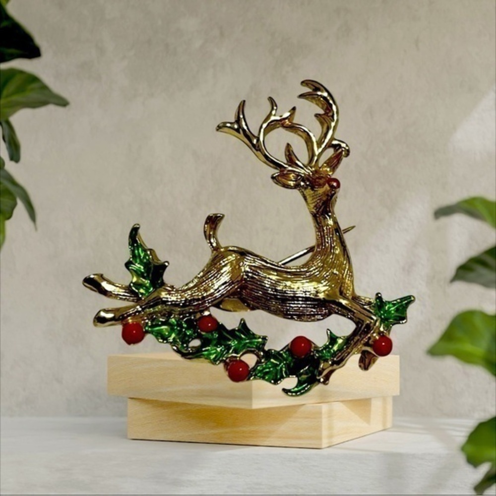 🎄✨ Capture Vintage Charm with Our Exquisite Golden Reindeer Brooch! ✨🎄